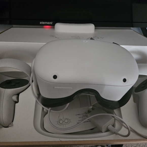 Meta Quest 2 VR Headset - Picture 1 of 4